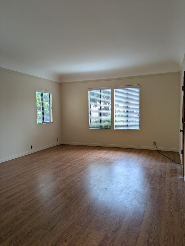 Living Room - 420 N Spaulding Ave
