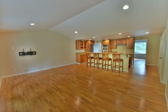 Foto del edificio - 3bd/2ba Lake Forest Park Home