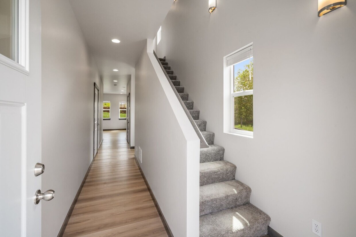 Foto principal - Gorgeous 3 Bedroom condos with double stal...