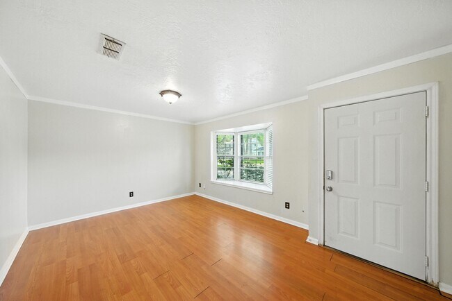 Foto del edificio - 10666 Hazelhurst Dr
