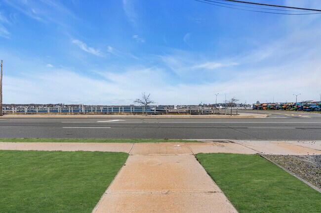 Building Photo - 1208 River Rd
