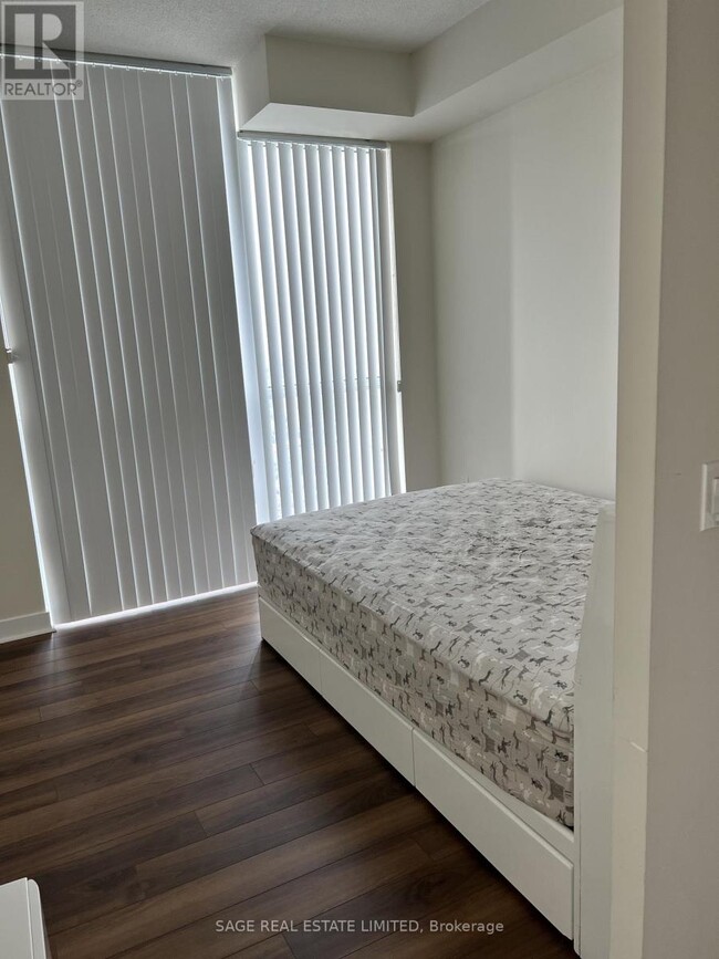 Photo du bâtiment - 3975 Grand Park Dr