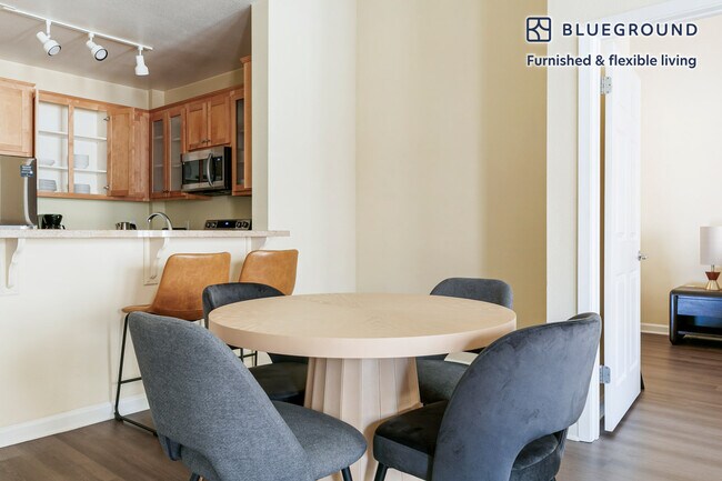 Building Photo - 853 Commodore Dr