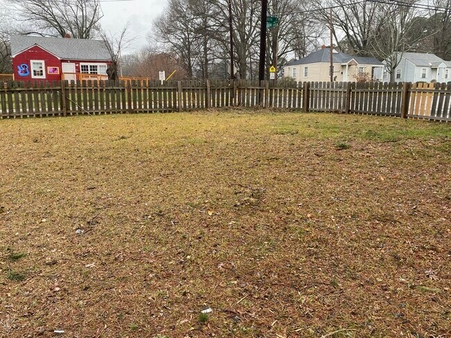 Building Photo - 2700 Catalina Ave