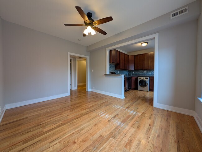 Foto del edificio - 3523 N Racine Ave