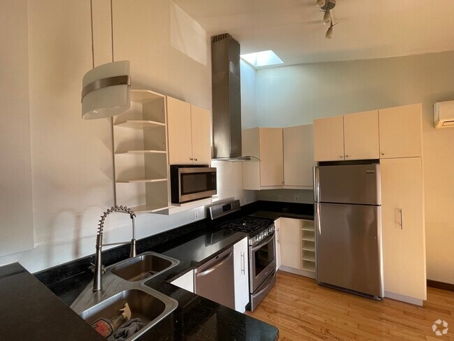 Building Photo - 925 N Calvert St