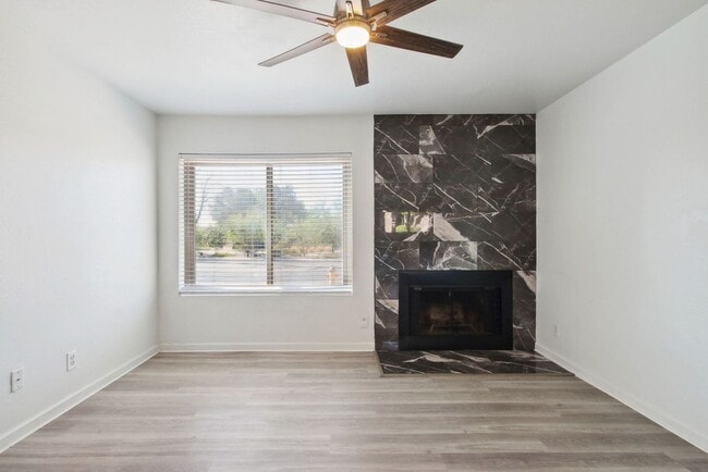 Building Photo - 2 Bedroom/2 Bath Condo in Phoenix