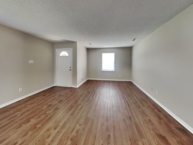 Building Photo - 4 bed 2.5 bath in Indianapolis!