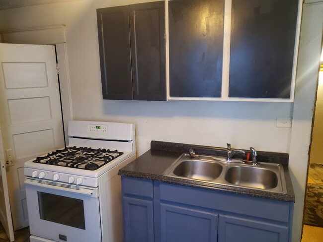 Kitchen - 529 Atwood St SW