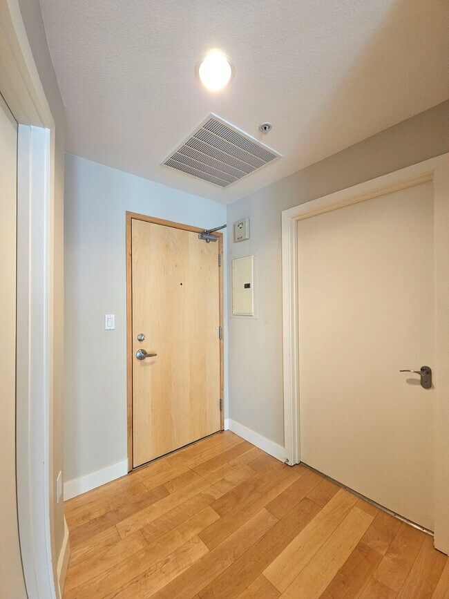 Building Photo - Beautiful Palazzo condo in the heart of downtown Bellevue!
