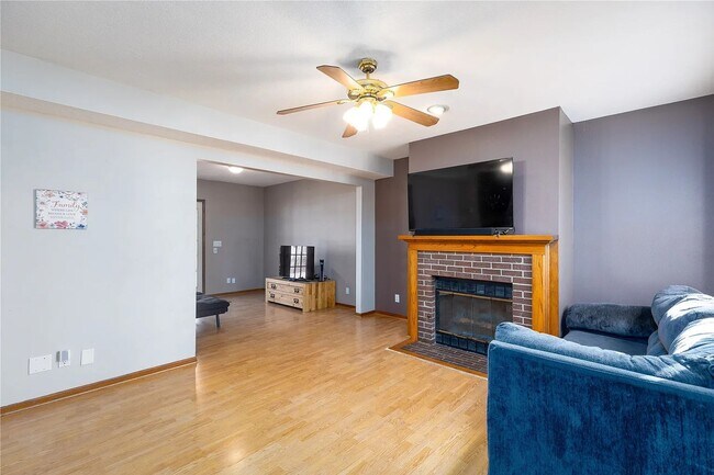 Building Photo - 5-Bedroom, 2-Bath Rental Home in Urbandale...