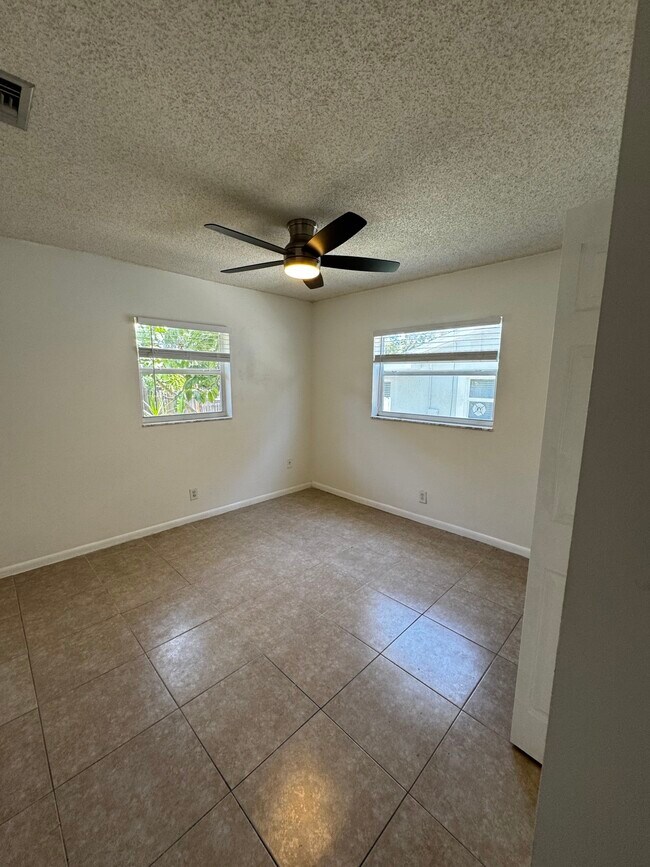 Foto del edificio - 908 NW 10th Ave