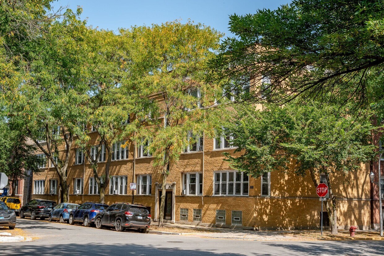 Foto principal - Andersonville - 2 Bed / 1 Bath - Heat Incl...