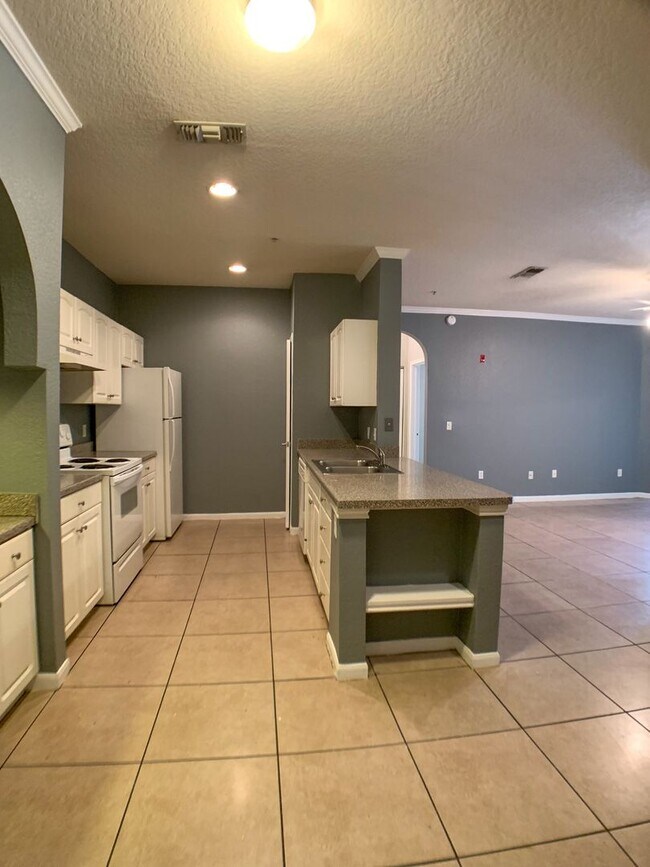 Foto del edificio - $600 Deposit* Beautiful 2/2 with pool view...