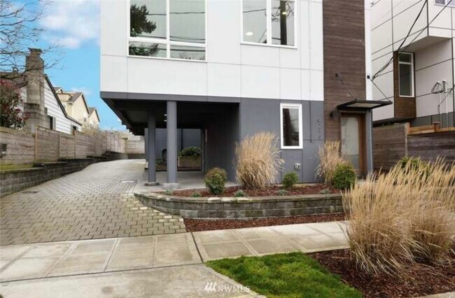 Photo - Welcome Home Contemporary Gem 3bd/3.5ba