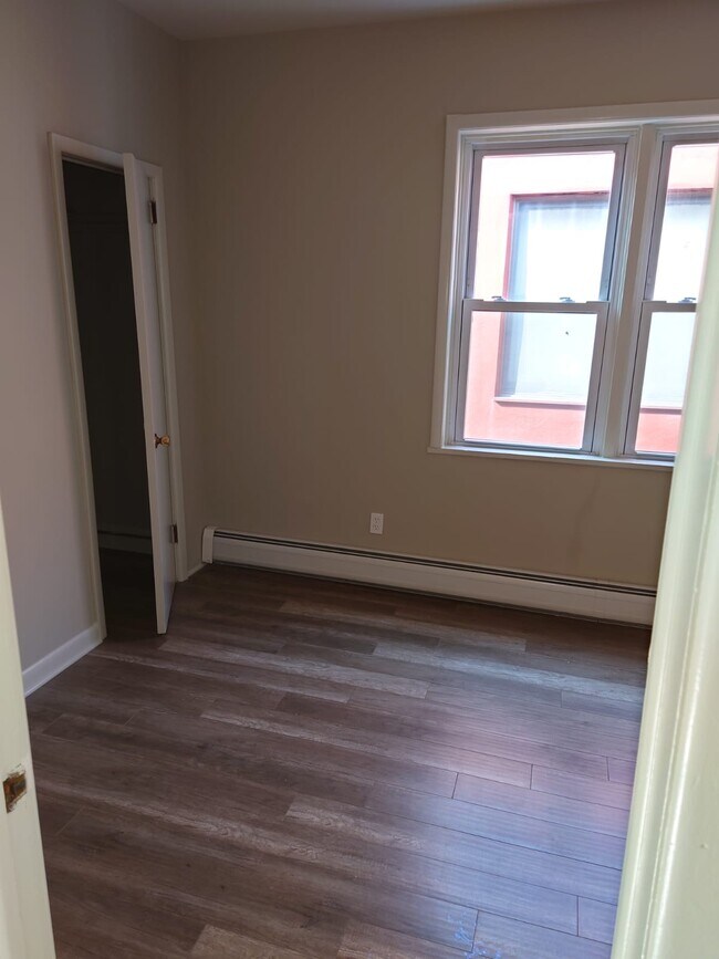 Building Photo - 381 Gorge Rd