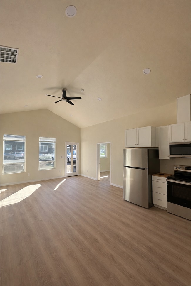Foto del edificio - Bright & New 2 Bed / 2 Bath with Vaulted Ceilings & Covered Parking!