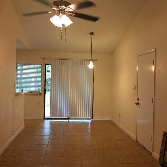 Foto del edificio - 527 Jeff Davis Dr