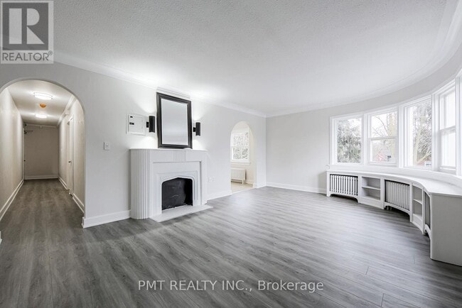 Building Photo - 8 Wellington St W