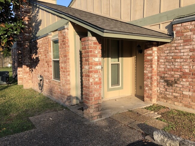 Building Photo - 914 W Meadowmere Ln