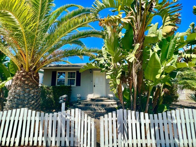 Foto del edificio - Walk to Beach, Garage, Yard, Hardwood Floo...