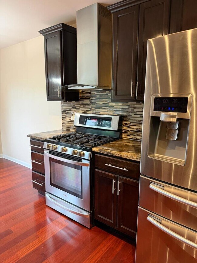 Foto del edificio - 220 Hawthorne Ct