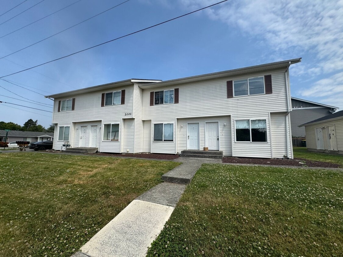 Primary Photo - 2 Bed 1.5 Bath Unit!