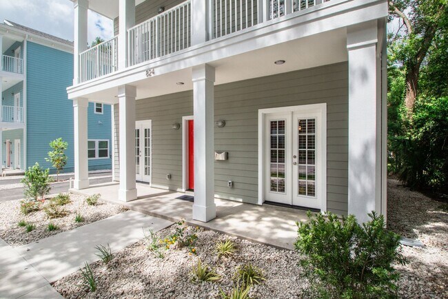 Building Photo - Luxury 6 Bedroom House - Walk to UF & Soro...