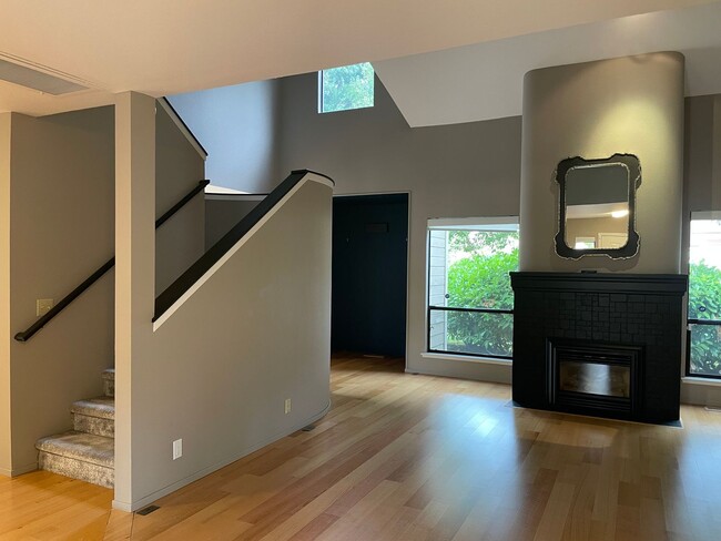 Building Photo - Beautiful End Unit Condo in Bennett Valley!