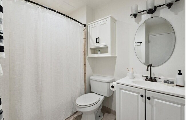 Foto del edificio - "Chic 1-Bed Oasis with Hardwood & Marble F...