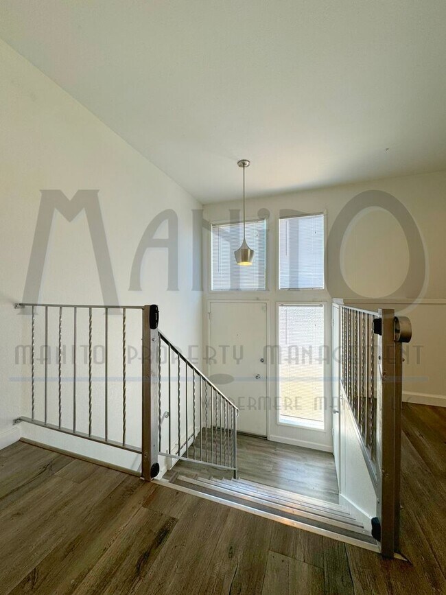 Building Photo - Charming 2 Bedroom Duplex