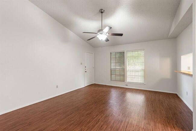 Foto del edificio - 4509 Brown Bark Pl