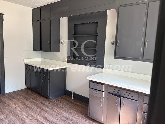 Building Photo - 715 Woodbury-