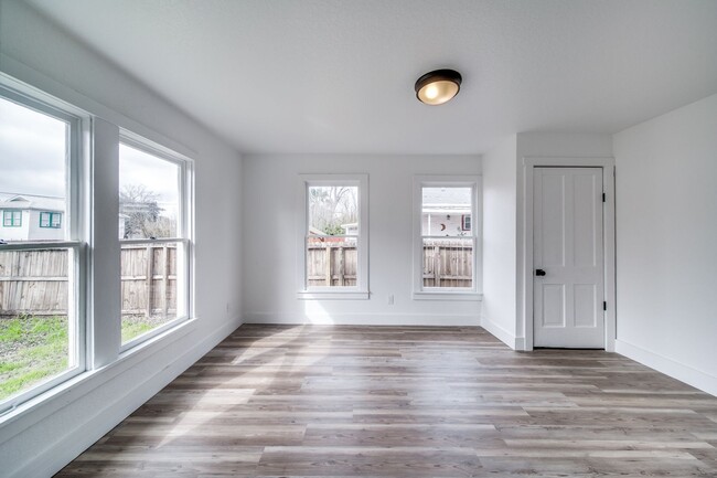 Building Photo - RENOVATED 2-BEDROOM DUPLEX IN TOBIN HILL