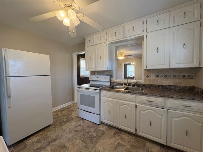 Building Photo - 2 Bedroom, 1 Bathroom in Greensboro!