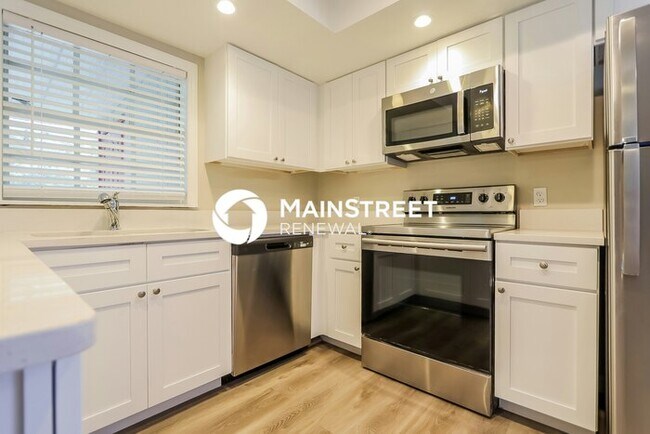 Building Photo - 3 Bedroom Pet-Friendly Home in Brandon, FL with Main Street Renewal