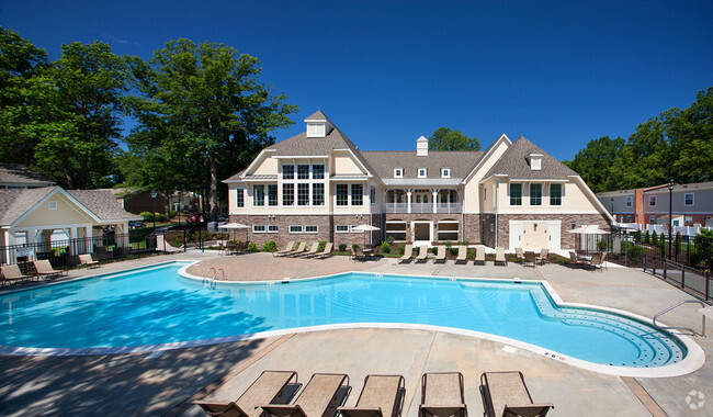 Pool and Clubhouse - Kings Crossing