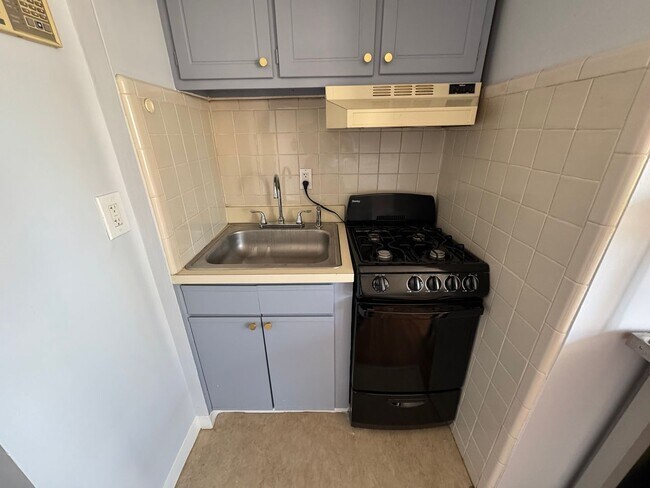 Building Photo - Updated 1-bed condo at Walnut Plaza