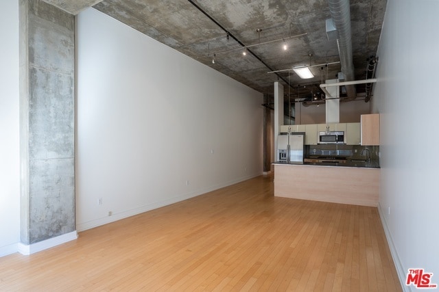 Building Photo - 645 W 9th St
