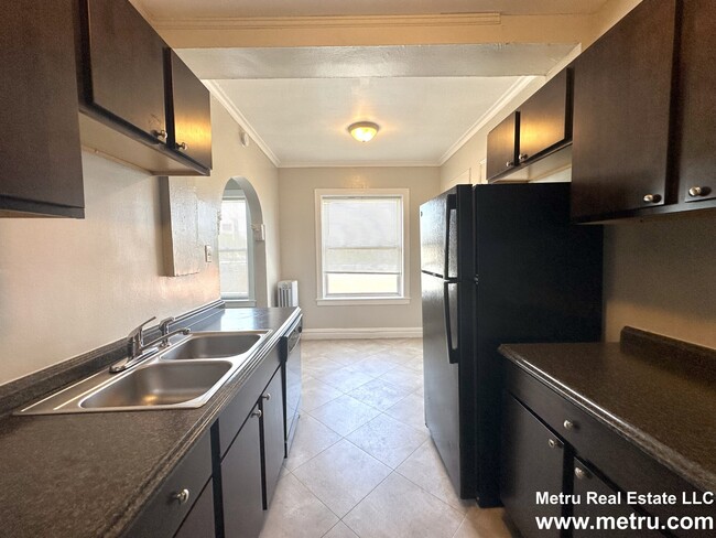 Building Photo - 3943 W Diversey Ave