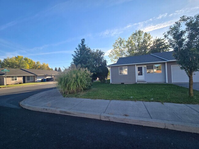 Building Photo - 2754 SW 28th St