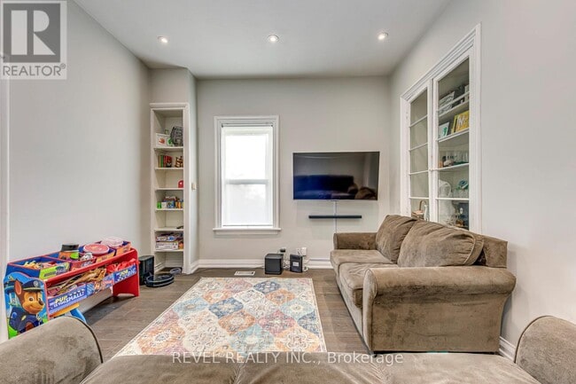 Building Photo - 48 Young St