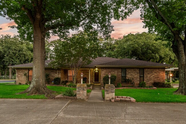 Building Photo - 763 Moore Rd