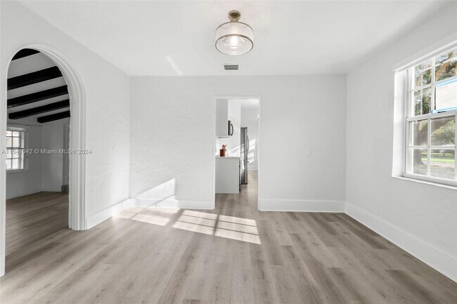 Building Photo - 1224 Country Club Prado