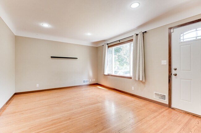 Building Photo - 1071 Burns Ave