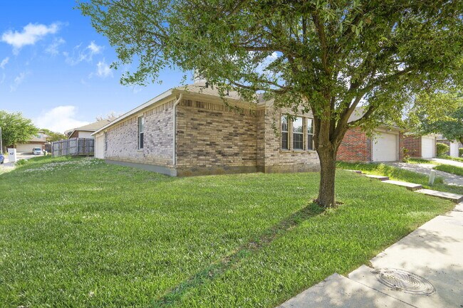 Building Photo - Great Location!