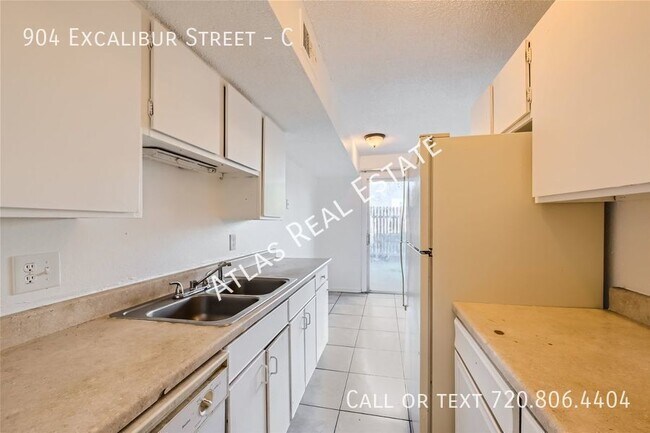 Building Photo - Recently Updated Centrally Located 2bd/1.5...