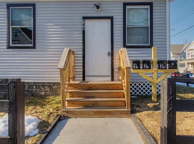 Building Photo - 144 Cottage St