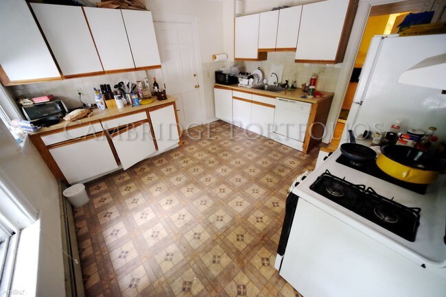 Building Photo - 2 br, 1 bath  - 162 Elm St # 2
