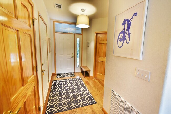 Building Photo - 172 Robin Dr